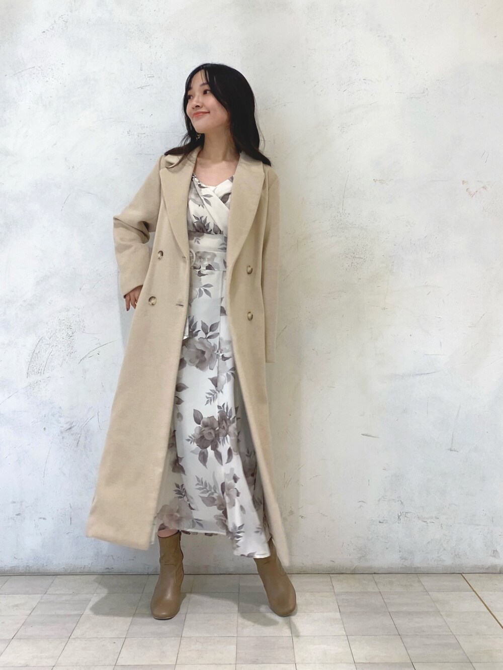 ホワイト系のワンピース、ベージュ系のブーツ、ベージュ系のチェスターコートを着用したレディースの冬コーディネートの2枚目の写真