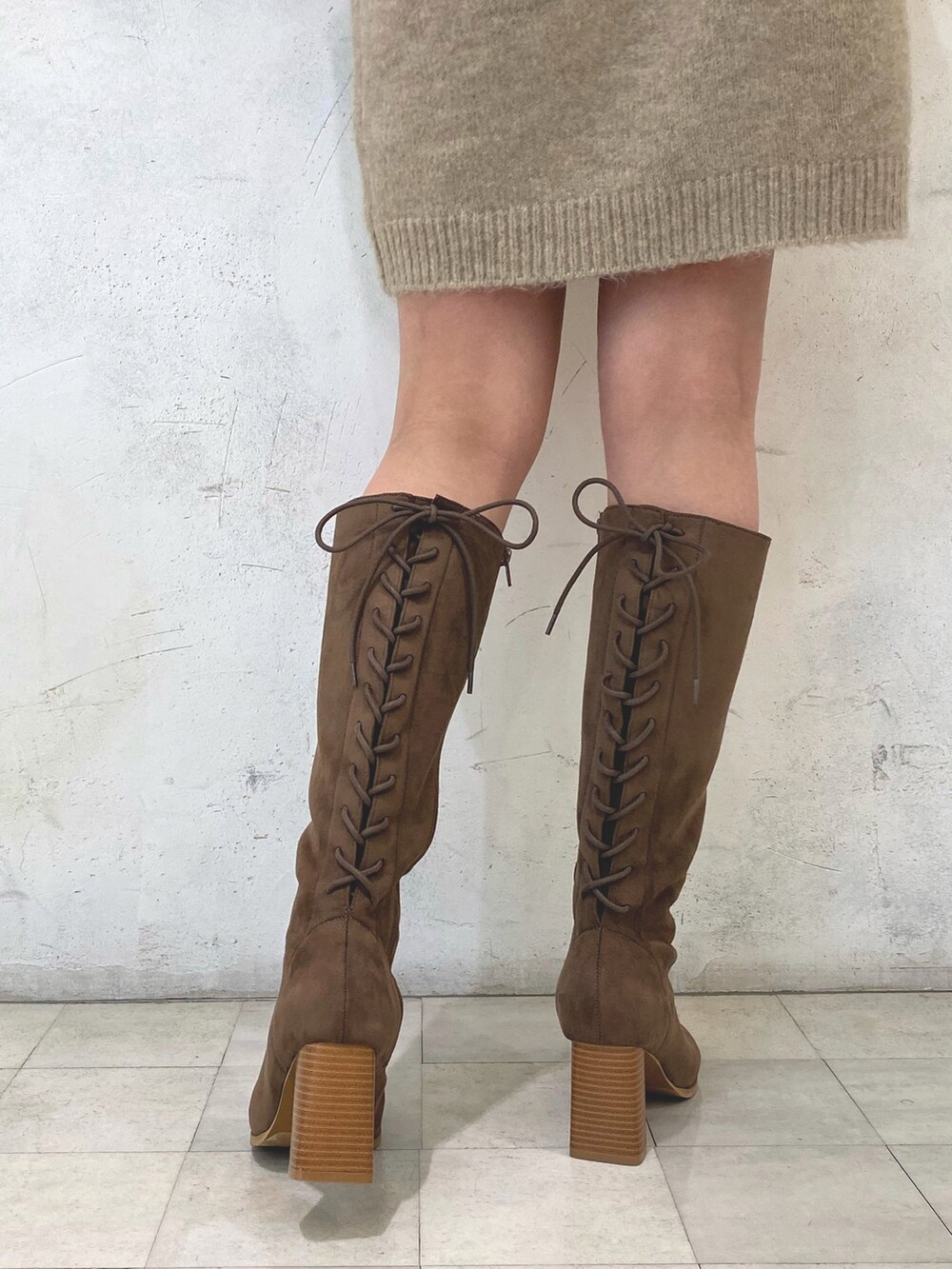 ブラウン系のブーツ、ベージュ系のニット/セーター、ベージュ系のニット/セーターを着用したレディースの秋コーディネートの10枚目の写真