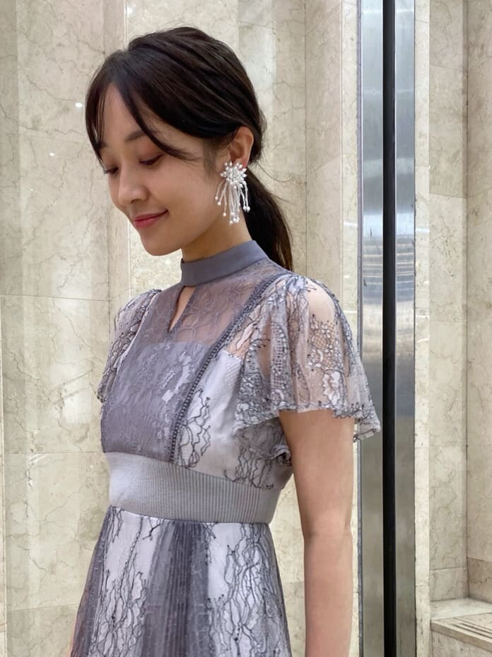 ベージュ系のパンプス、ホワイト系のTシャツ/カットソー、パープル系のワンピースを着用したレディースの夏コーディネートの5枚目の写真