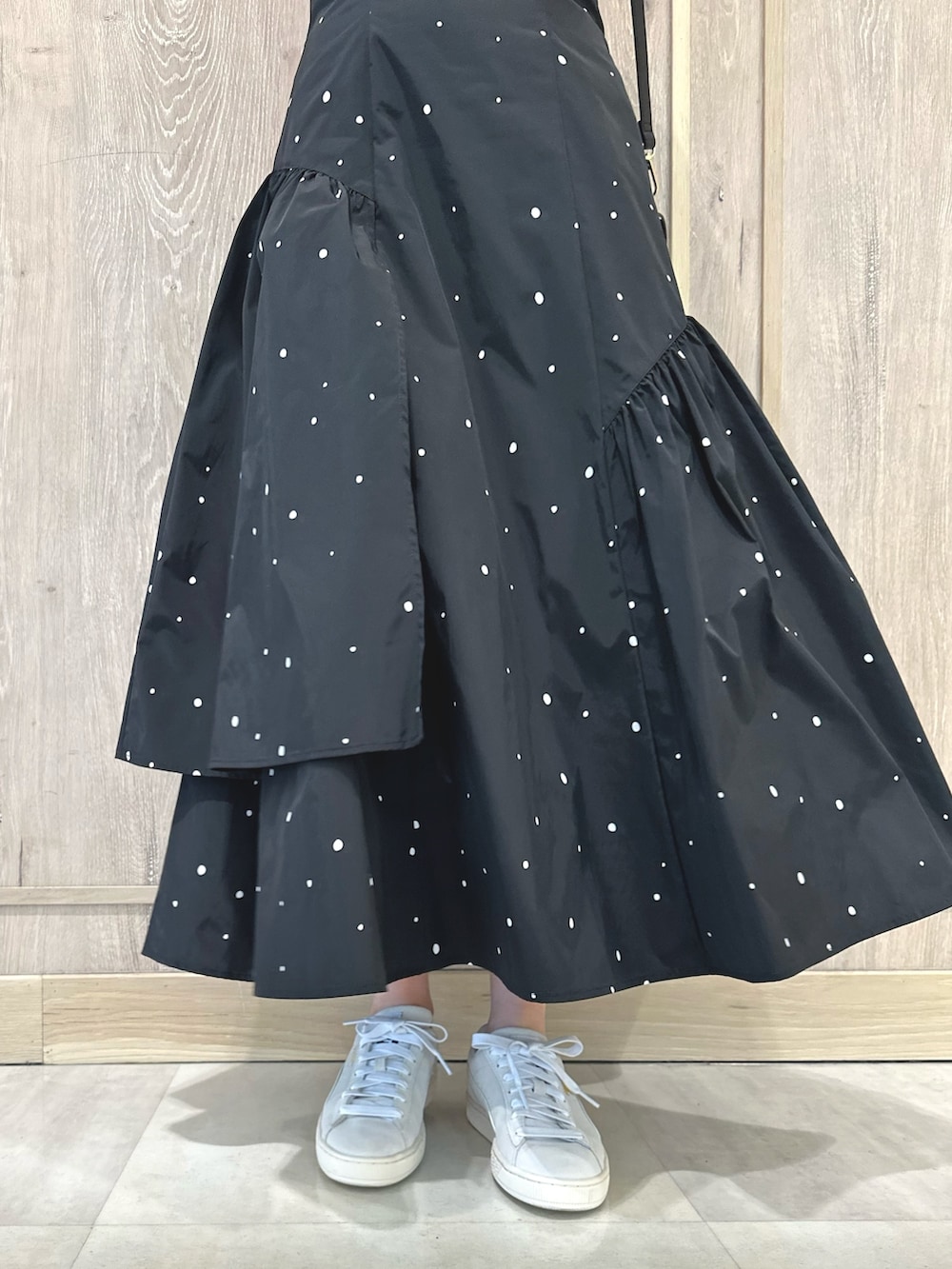 ピンク系のニット/セーター、ブラック系のハンドバッグ、その他のスカートを着用したレディースの春コーディネートの7枚目の写真