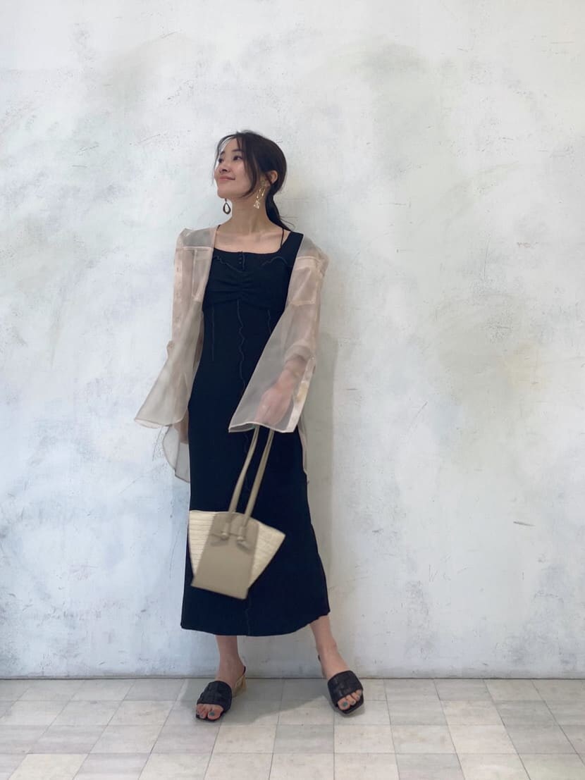 ブラウン系のサンダル、ブラック系のワンピース、ブラック系のキャミソールを着用したレディースの春コーディネートの4枚目の写真