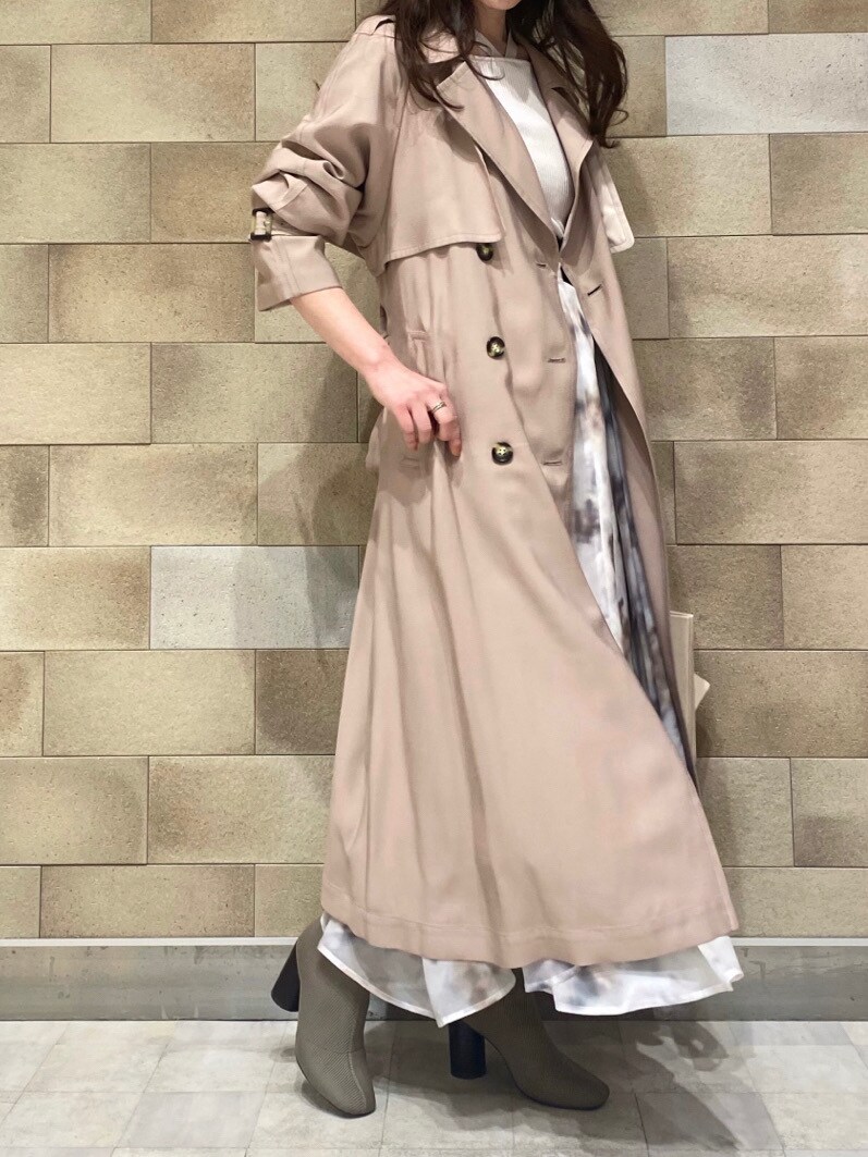 ベージュ系のトレンチコート、ベージュ系のトートバッグ、ホワイト系のニット/セーターを着用したレディースの冬コーディネートの7枚目の写真