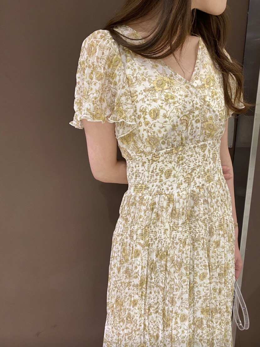 ブラウン系のサンダル、その他のハンドバッグを着用したレディースの夏コーディネートの7枚目の写真