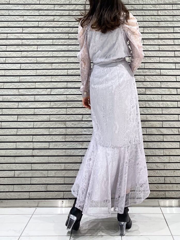 ホワイト系のTシャツ/カットソー、パープル系のシャツ/ブラウス、パープル系のスカートを着用したレディースの冬コーディネートの10枚目の写真