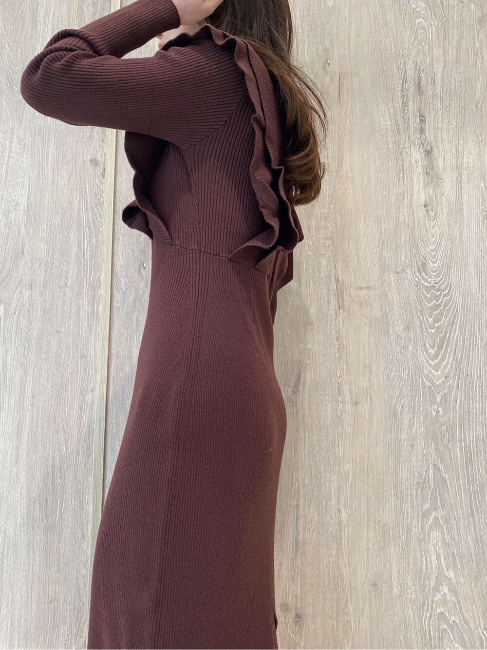 ブラウン系のワンピース、ベージュ系のブーツ、ゴールド系のネックレスを着用したレディースの冬コーディネートの6枚目の写真