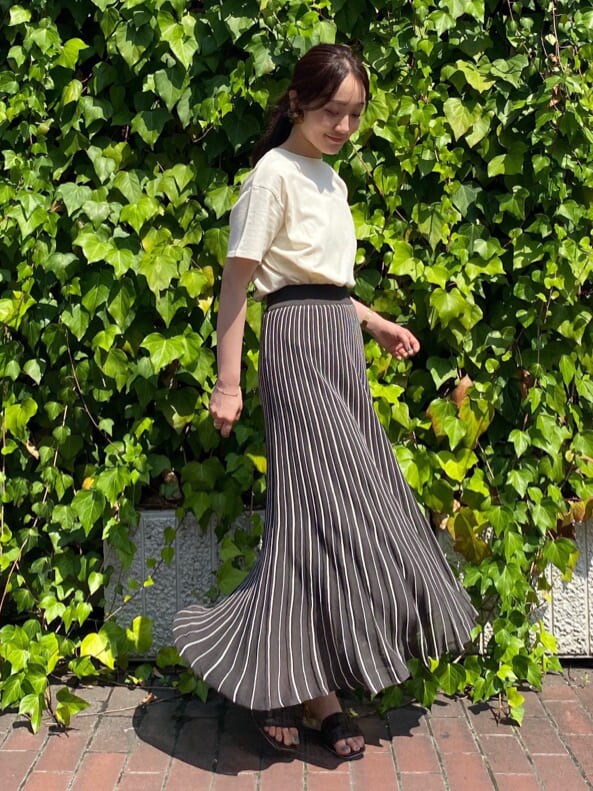 ブラウン系のサンダル、グレー系のワンピース、ホワイト系のTシャツ/カットソーを着用したレディースの夏コーディネートの2枚目の写真