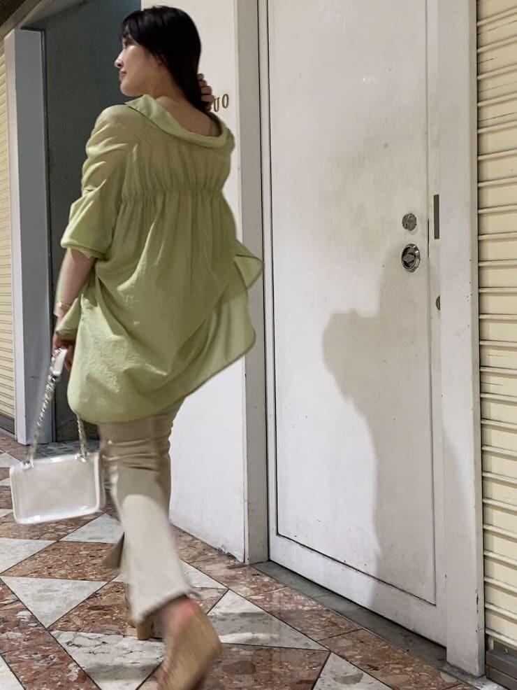 イエロー系のシャツ/ブラウス、その他のサンダル、ホワイト系のショルダーバッグを着用したレディースの夏コーディネートの5枚目の写真