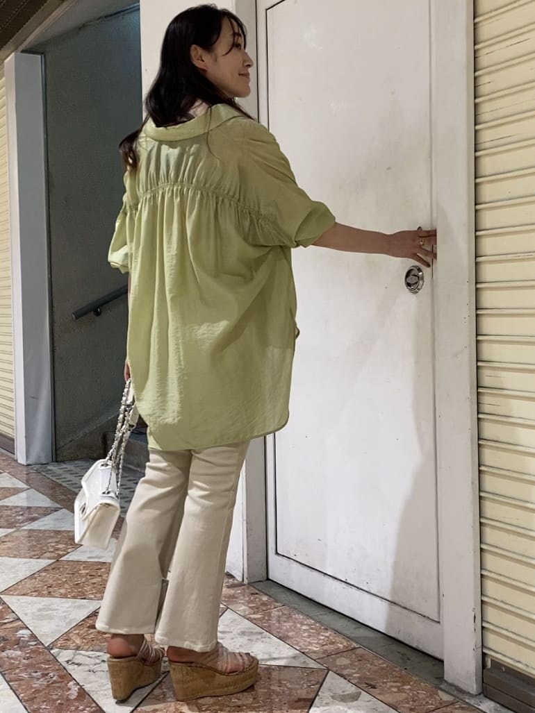 イエロー系のシャツ/ブラウス、その他のサンダル、ホワイト系のショルダーバッグを着用したレディースの夏コーディネートの3枚目の写真