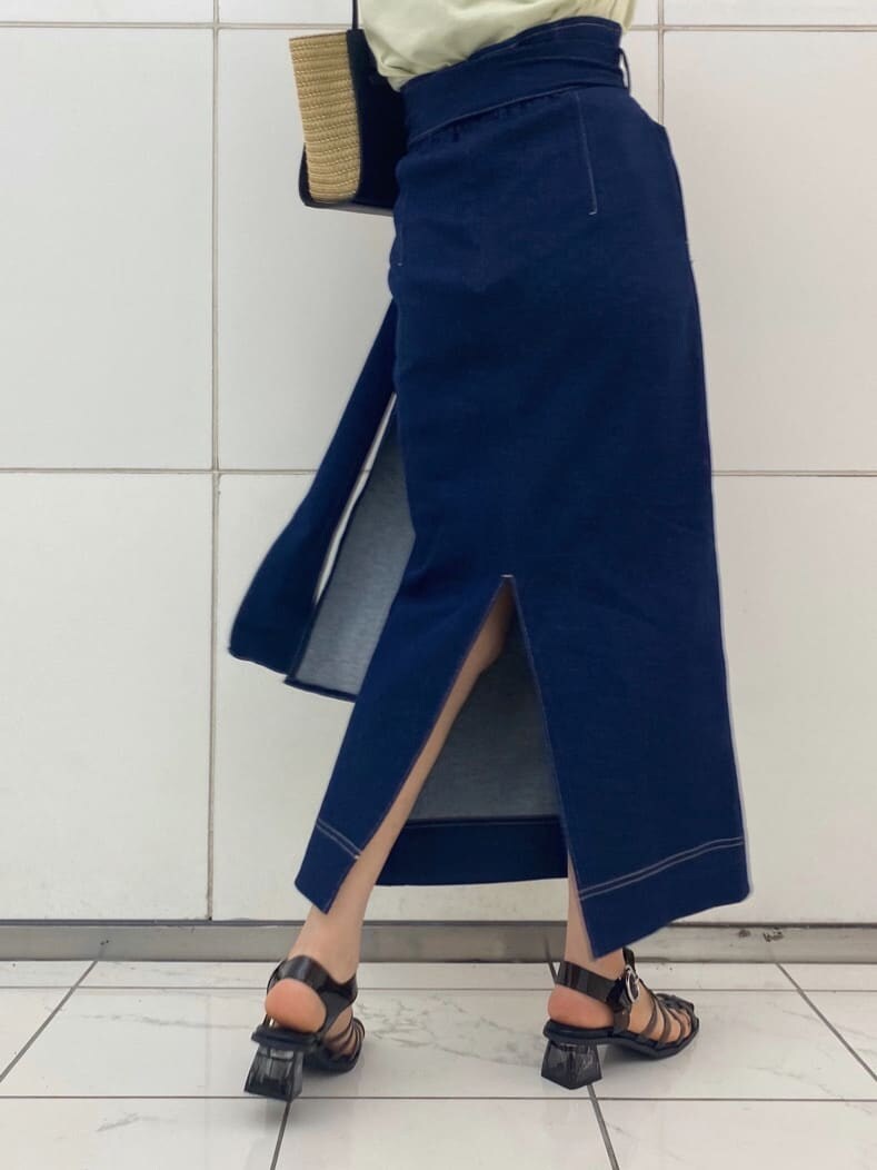 ブラック系のサンダル、ブラック系のトートバッグ、ブルー系のスカートを着用したレディースの夏コーディネートの6枚目の写真