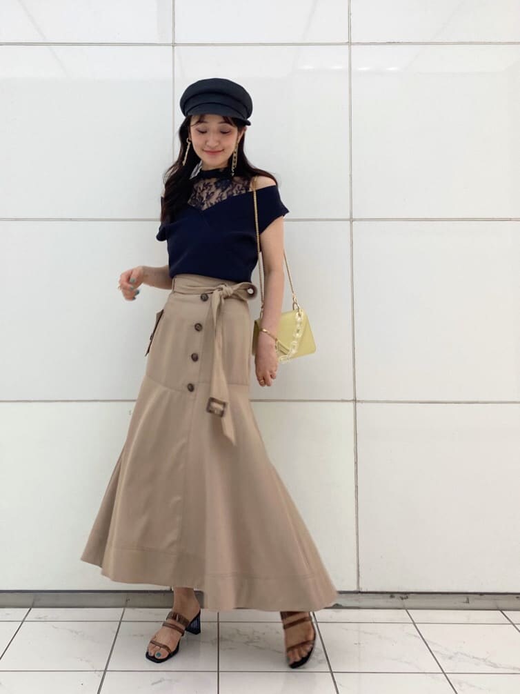 イエロー系のショルダーバッグ、ブラック系のキャミソール、ブラック系のサンダルを着用したレディースの春コーディネートの2枚目の写真