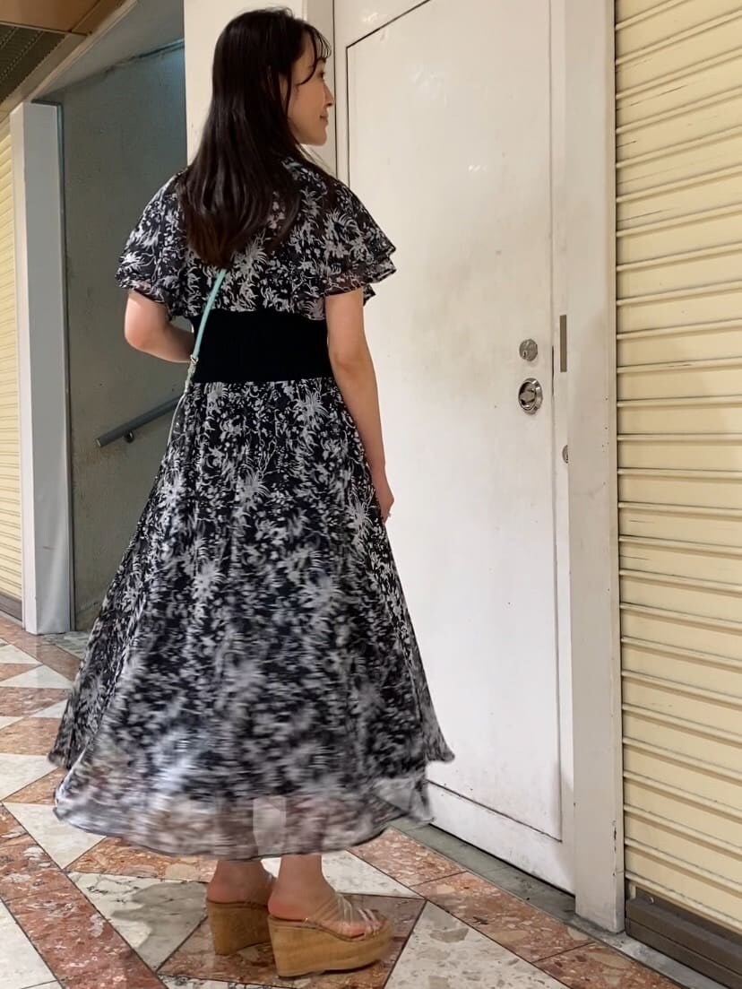 グリーン系のショルダーバッグ、その他のサンダル、ブラック系のワンピースを着用したレディースの夏コーディネートの4枚目の写真