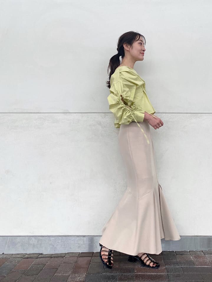 ホワイト系のTシャツ/カットソー、ブラック系のサンダル、イエロー系のシャツ/ブラウスを着用したレディースの春コーディネートの5枚目の写真