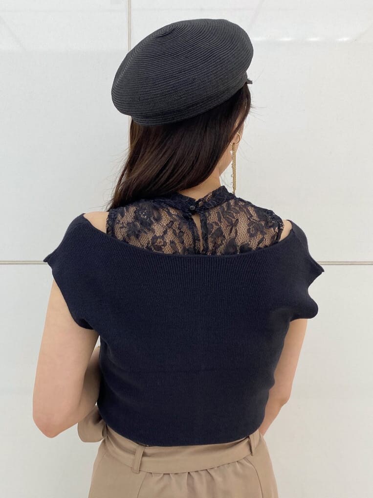 イエロー系のショルダーバッグ、ブラック系のキャミソール、ブラック系のサンダルを着用したレディースの春コーディネートの8枚目の写真