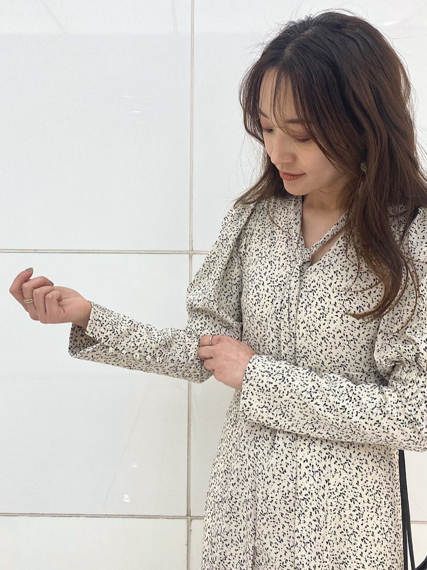 ブラック系のハンドバッグ、ブラック系のその他シューズ、ホワイト系のワンピースを着用したレディースの冬コーディネートの4枚目の写真