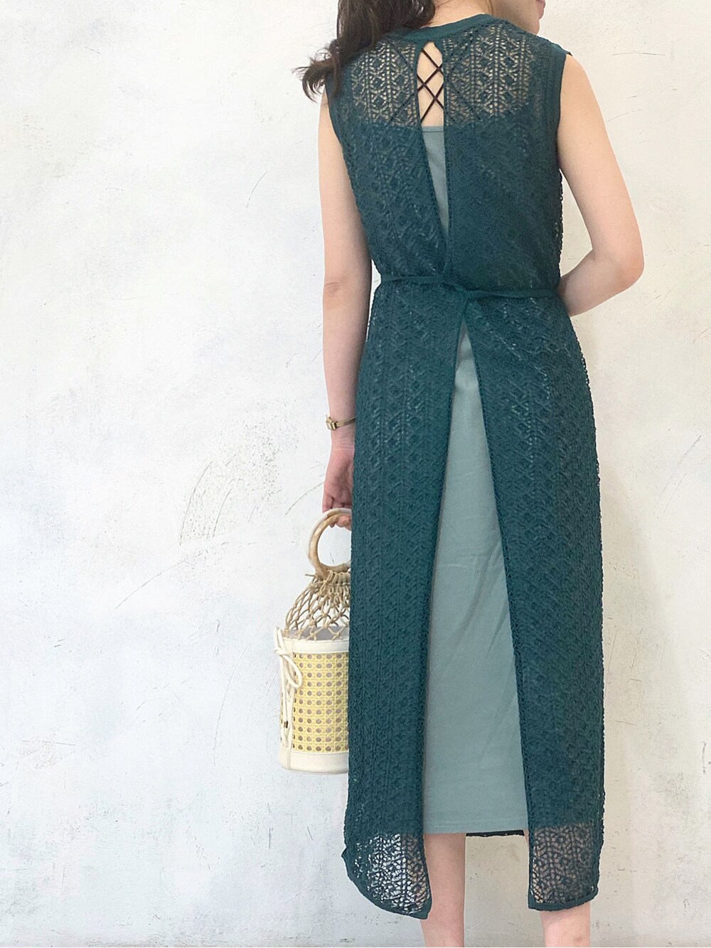 ホワイト系のサンダル、グリーン系のワンピース、ホワイト系のハンドバッグを着用したレディースの春コーディネートの8枚目の写真