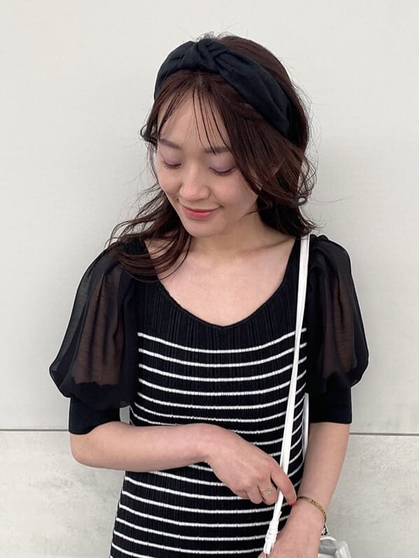 ブラック系のTシャツ/カットソー、ホワイト系のハンドバッグ、その他のサンダルを着用したレディースの春コーディネートの3枚目の写真