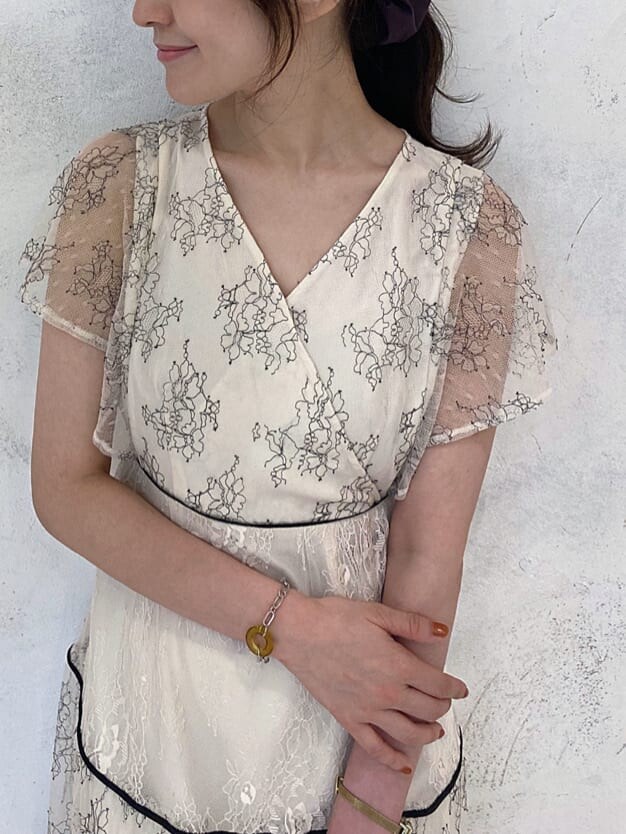 ベージュ系のTシャツ/カットソー、ホワイト系のワンピース、ブラウン系のサンダルを着用したレディースの夏コーディネートの4枚目の写真