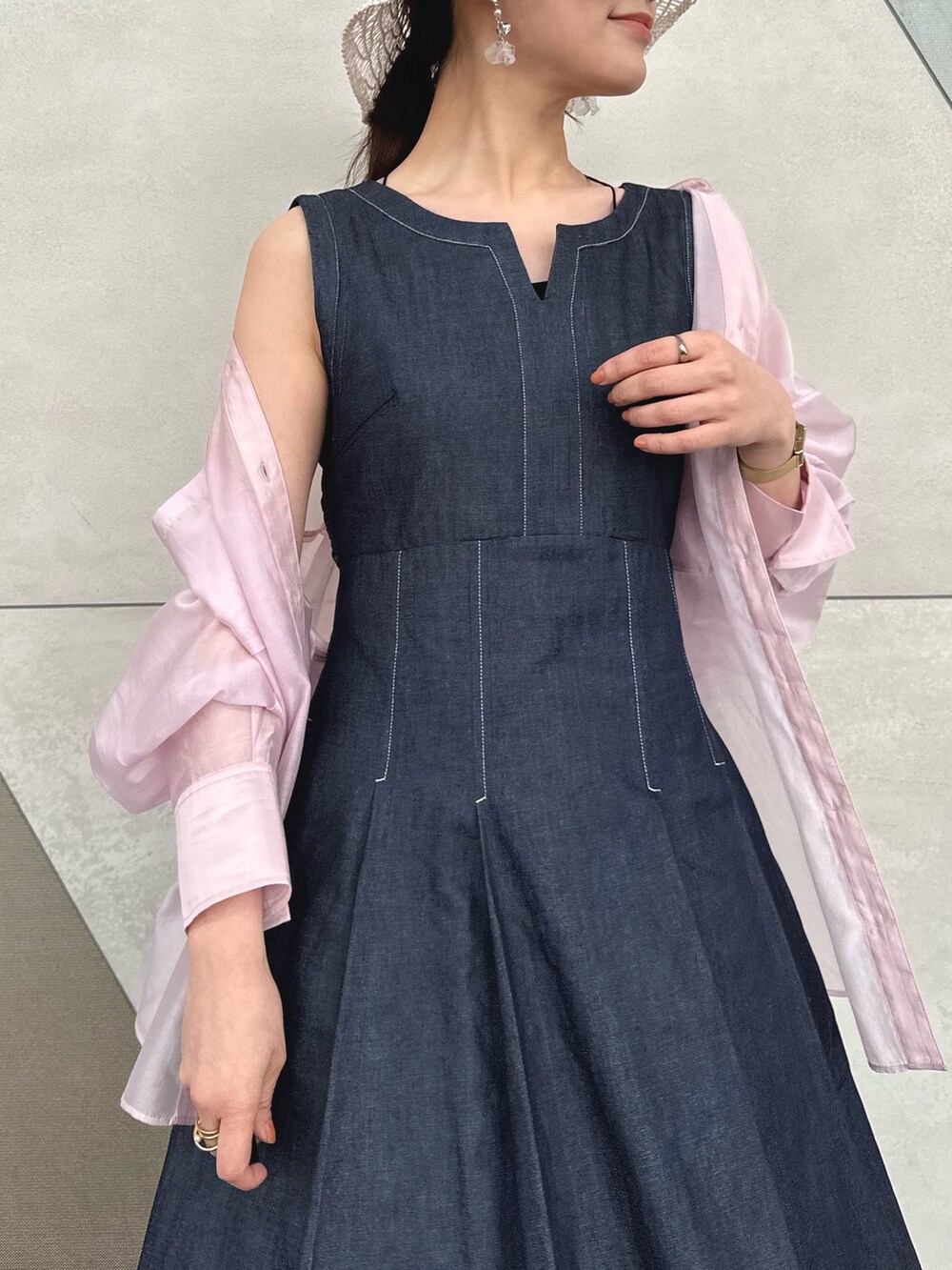 シルバー系のサンダル、ブルー系のワンピース、ブラック系のキャミソールを着用したレディースの春コーディネートの4枚目の写真