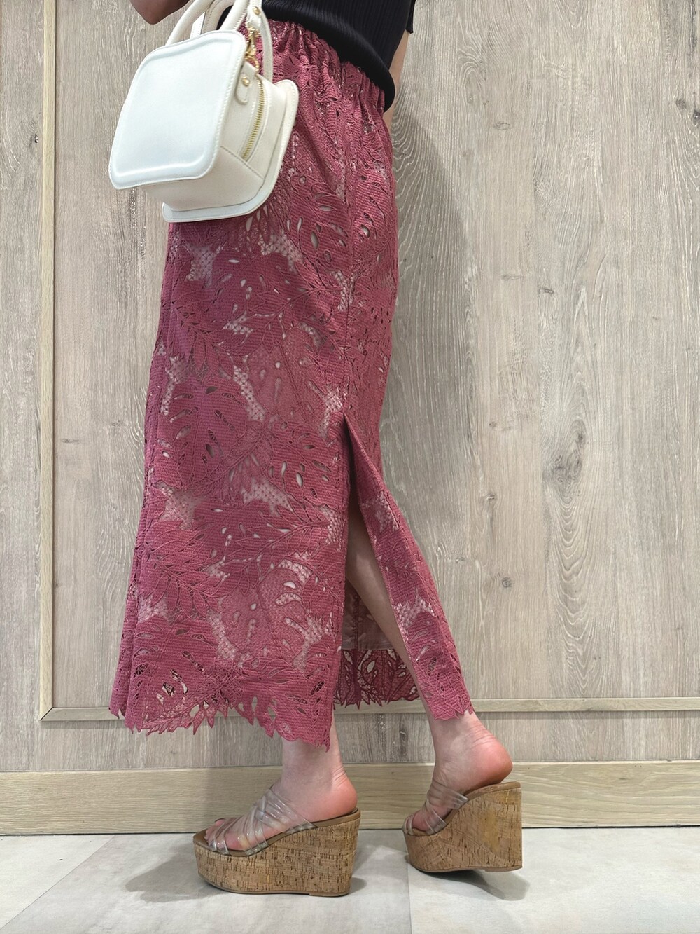 ホワイト系のハンドバッグ、グレー系のニット/セーター、ピンク系のスカートを着用したレディースの春コーディネートの8枚目の写真