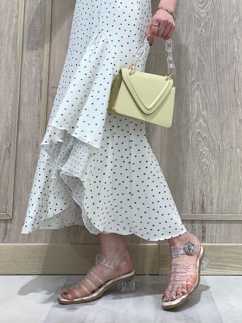 ホワイト系のTシャツ/カットソー、イエロー系のショルダーバッグ、その他のサンダルを着用したレディースの春コーディネートの8枚目の写真