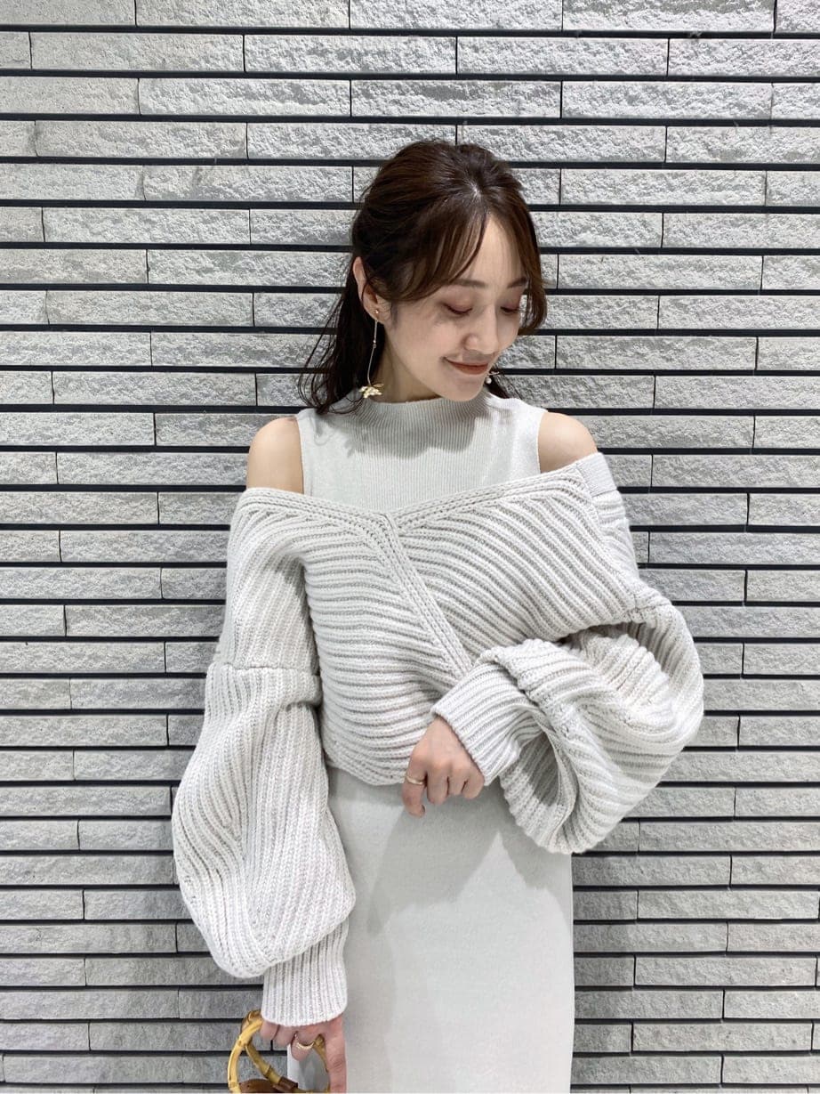 ブラウン系のその他シューズ、ホワイト系のワンピース、ブラウン系のハンドバッグを着用したレディースの秋コーディネートの4枚目の写真