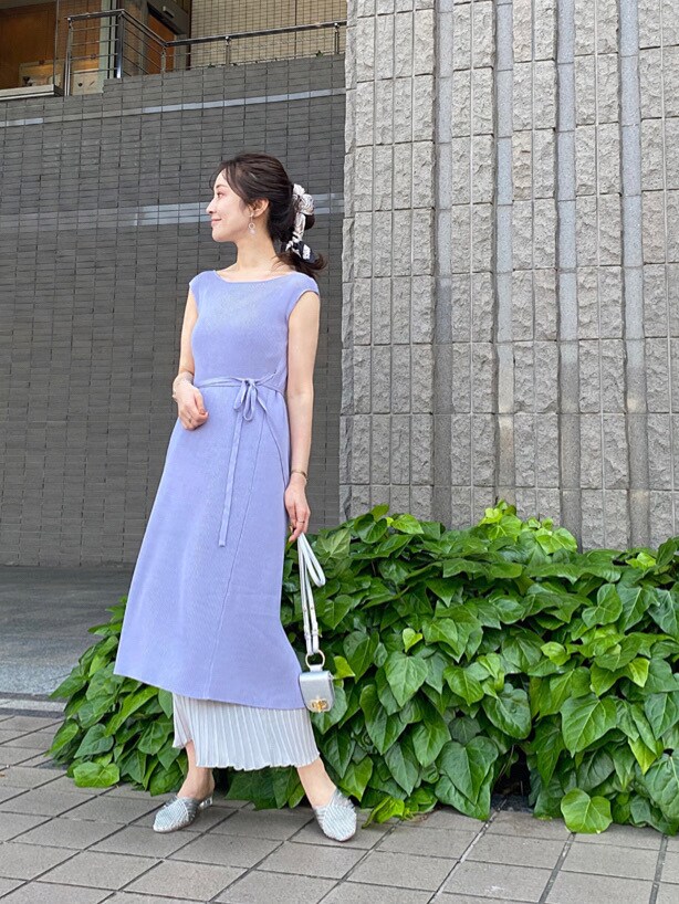 シルバー系のサンダル、ホワイト系のTシャツ/カットソー、ブルー系のワンピースを着用したレディースの春コーディネートの3枚目の写真