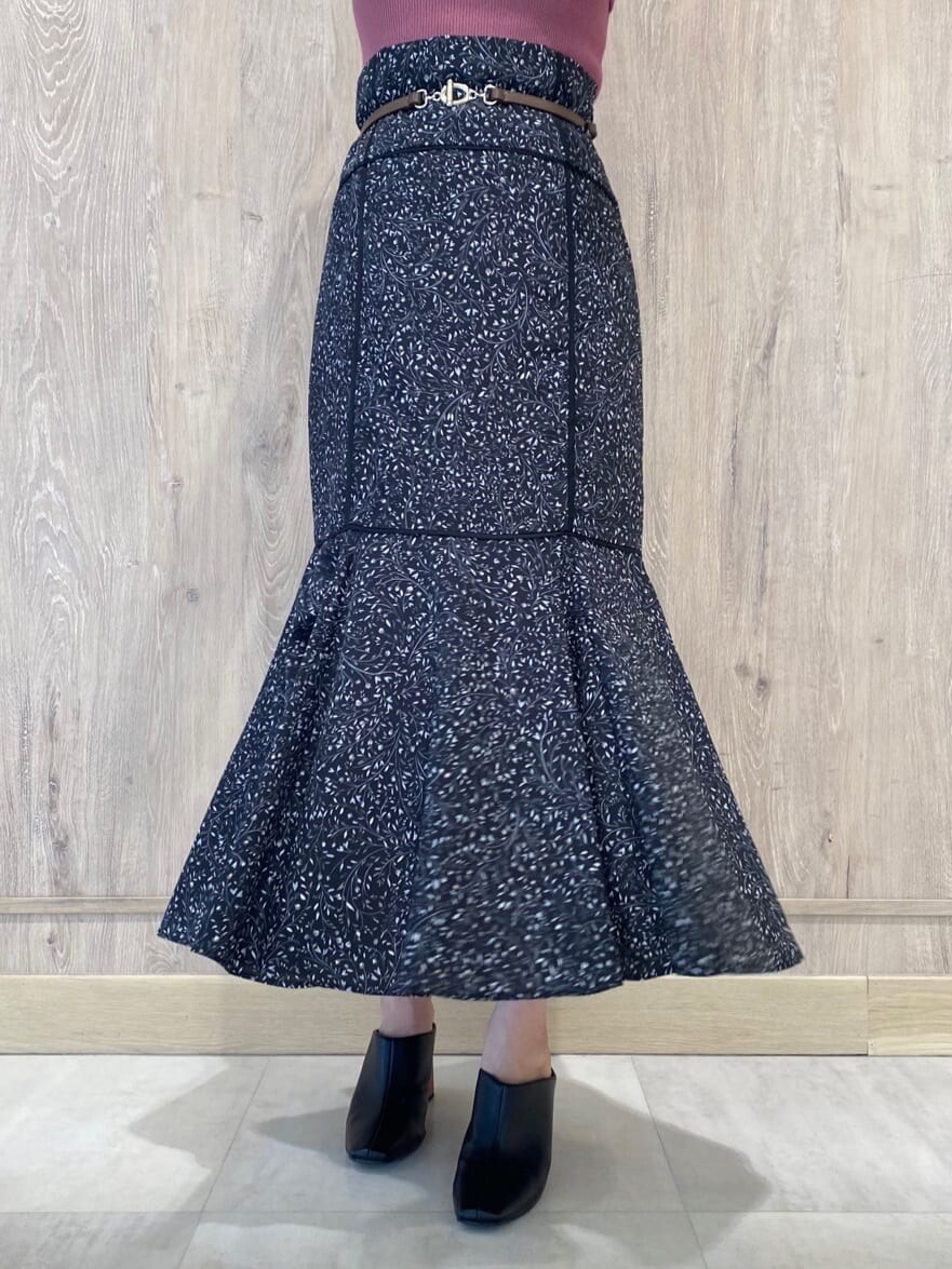 ブラック系のサンダル、ベージュ系のキャミソール、ブラック系のスカートを着用したレディースの夏コーディネートの6枚目の写真