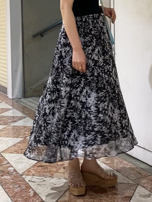 グリーン系のショルダーバッグ、その他のサンダル、ブラック系のワンピースを着用したレディースの夏コーディネートの5枚目の写真