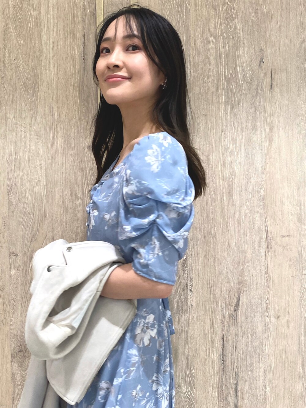 ブルー系のワンピース、ピンク系のライダースジャケット、ホワイト系のローファーを着用したレディースの冬コーディネートの7枚目の写真