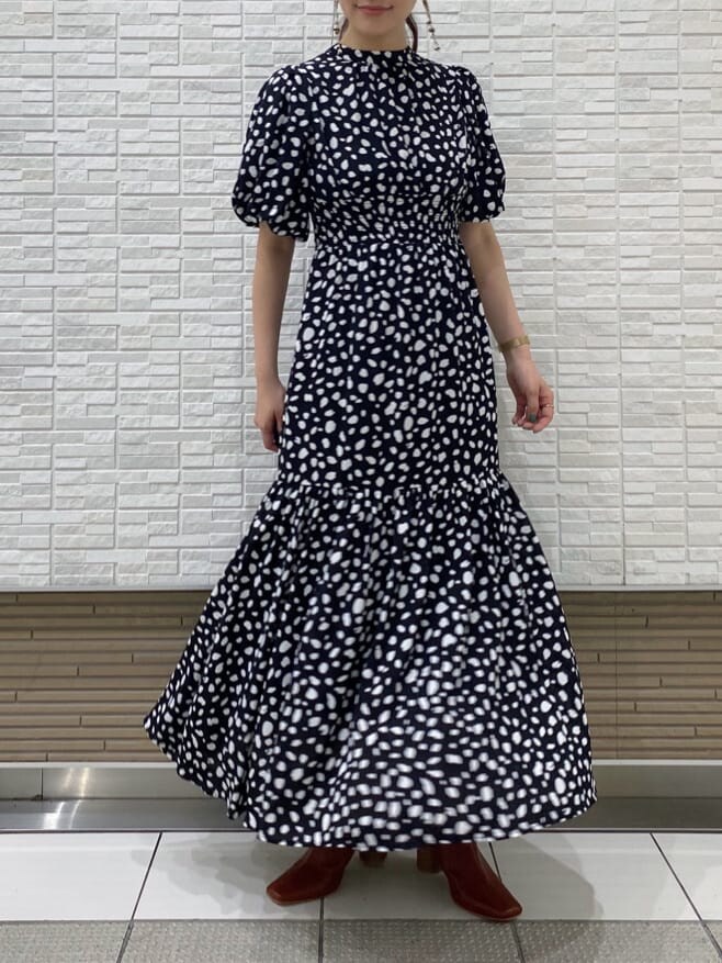 ブラウン系のサンダル、ベージュ系のキャミソール、ブラック系のワンピースを着用したレディースの夏コーディネートの4枚目の写真