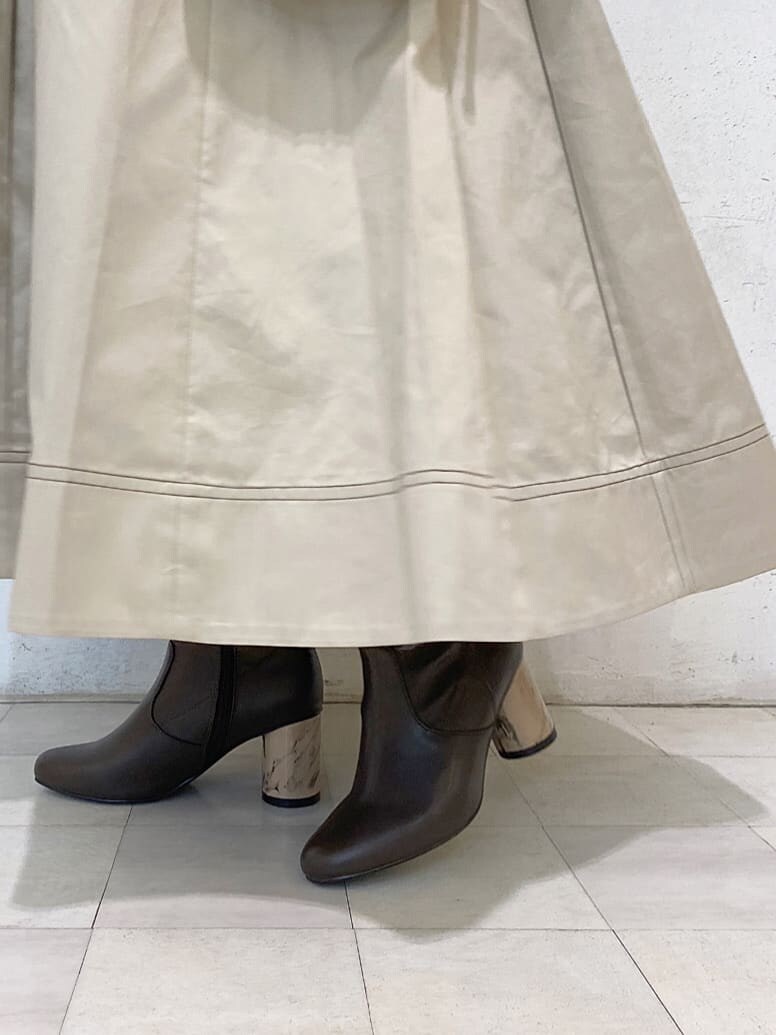 ベージュ系のワンピース、ブラウン系のその他シューズ、ホワイト系のハンドバッグを着用したレディースの夏コーディネートの10枚目の写真