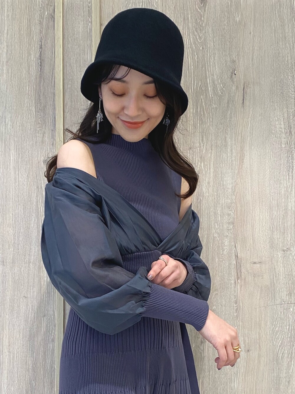 ブルー系のワンピース、ブルー系のワンピース、ブラック系のブーツを着用したレディースの冬コーディネートの6枚目の写真