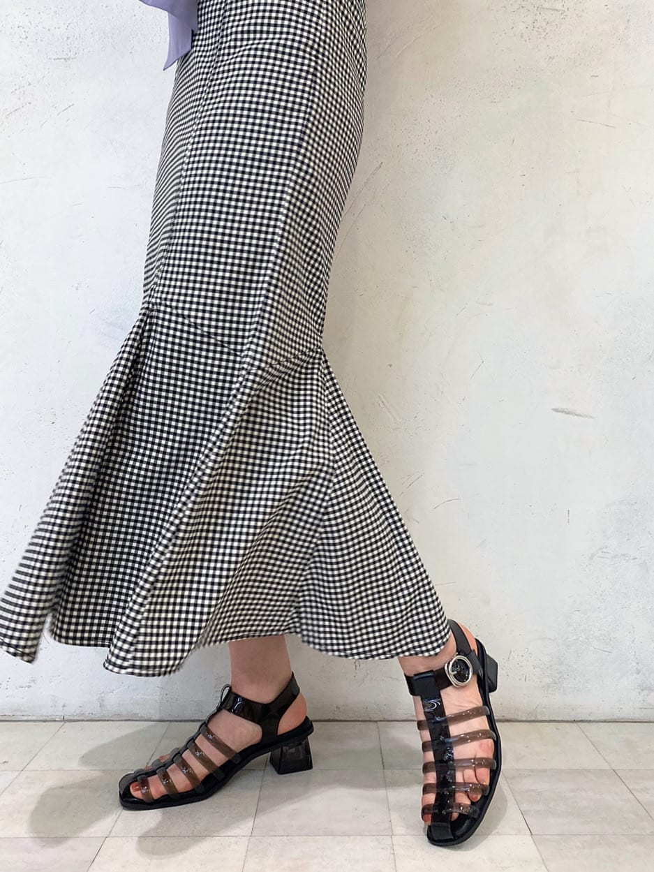 ブラック系のサンダル、ブルー系のシャツ/ブラウス、その他のスカートを着用したレディースの春コーディネートの6枚目の写真