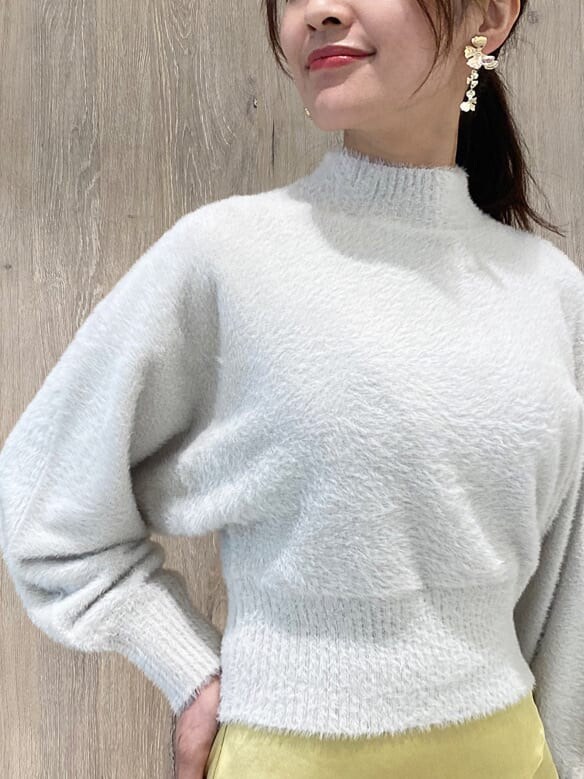 ブラウン系のハンドバッグ、ブラウン系のその他シューズ、イエロー系のスカートを着用したレディースの秋コーディネートの5枚目の写真