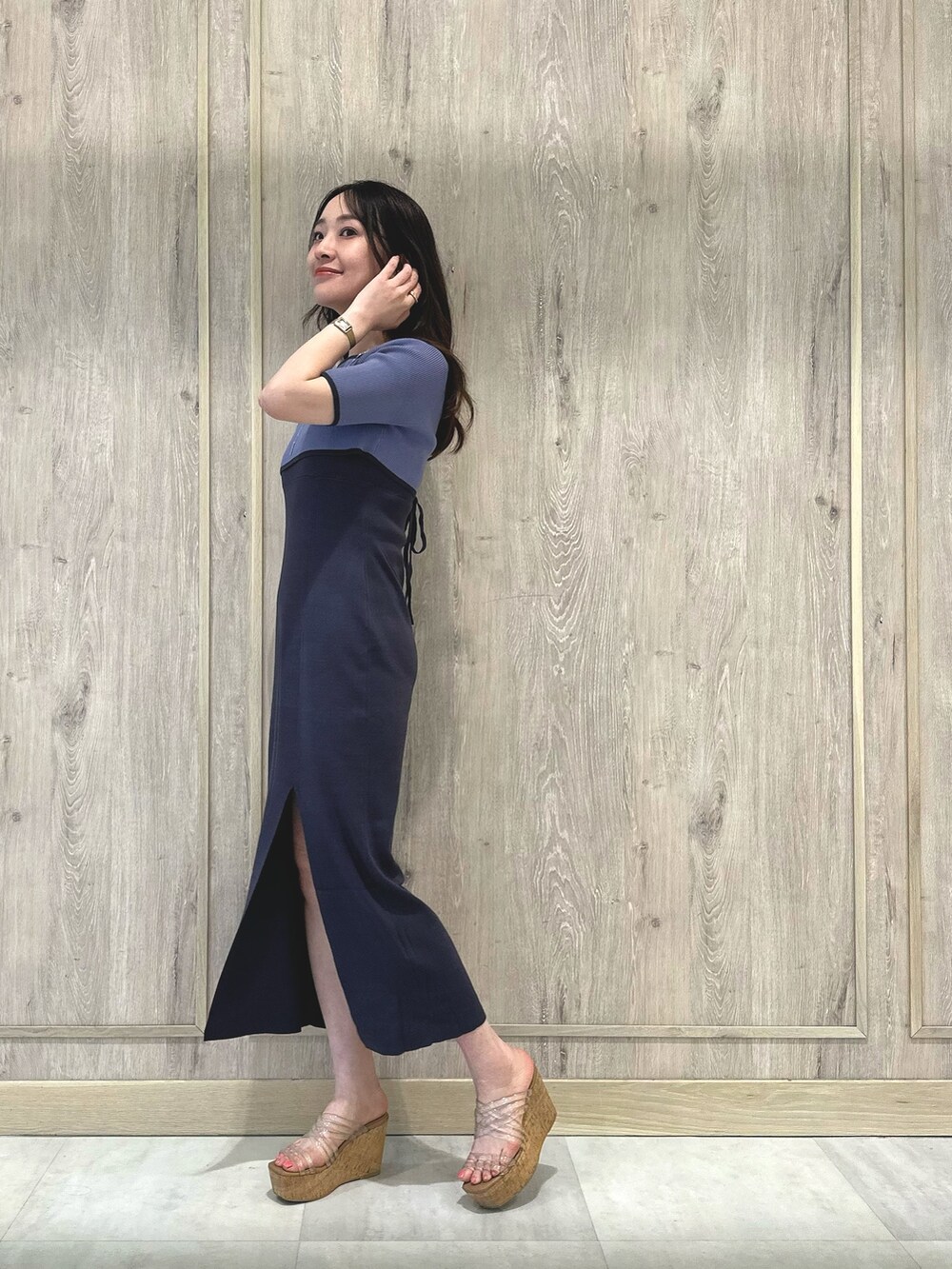 その他のサンダル、ブルー系のワンピース、シルバー系のネックレスを着用したレディースの夏コーディネートの3枚目の写真