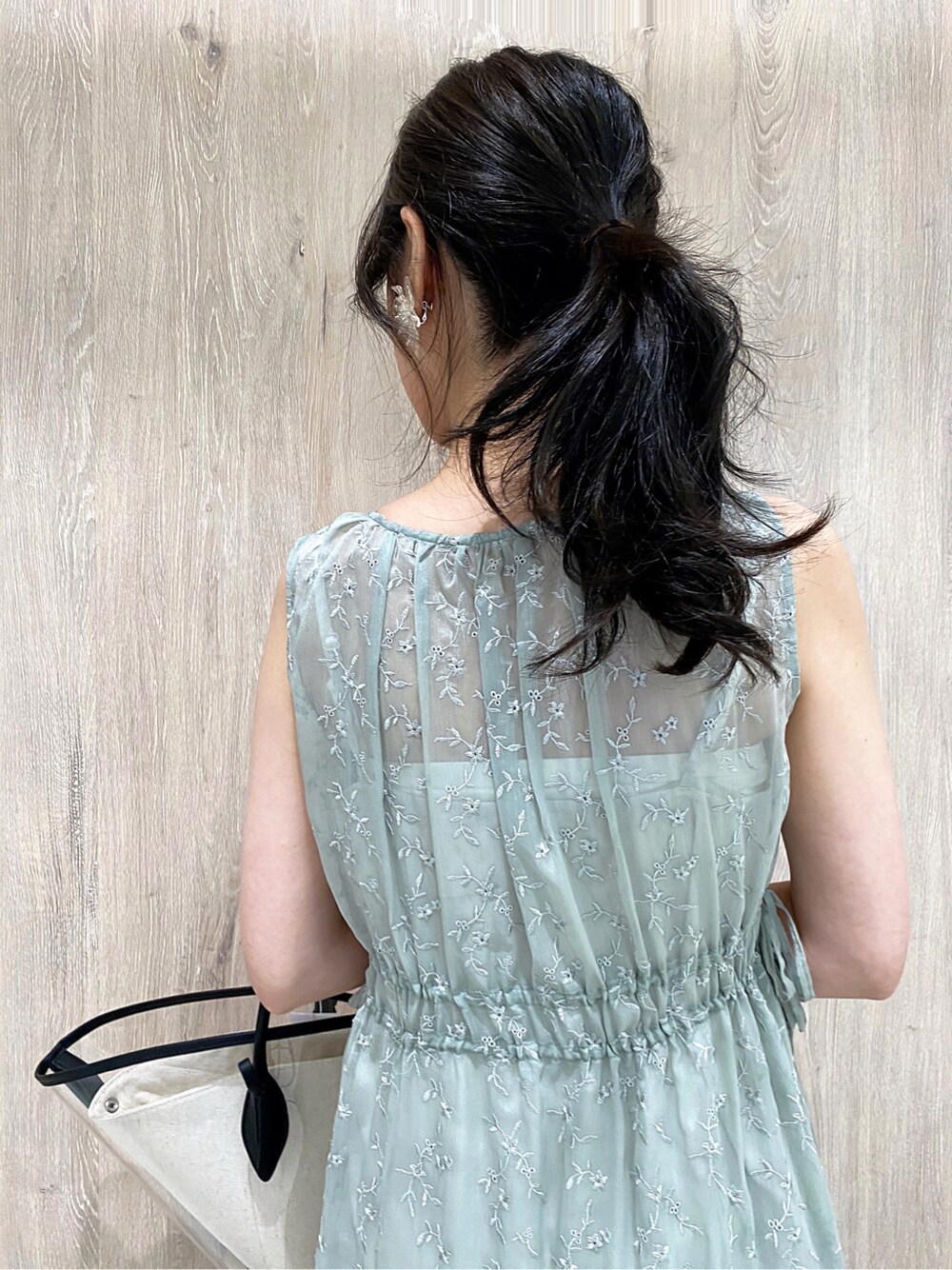 ホワイト系のTシャツ/カットソー、ブラック系のトートバッグ、ブラック系のサンダルを着用したレディースの春コーディネートの7枚目の写真