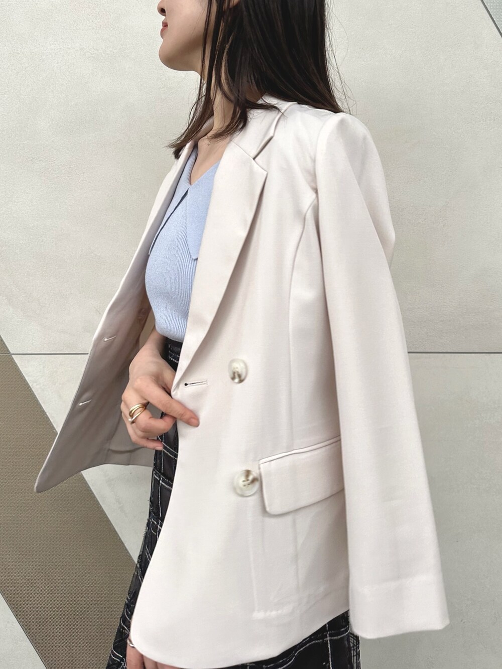 ブラック系のハンドバッグ、ブラック系のスカート、その他のサンダルを着用したレディースの春コーディネートの6枚目の写真