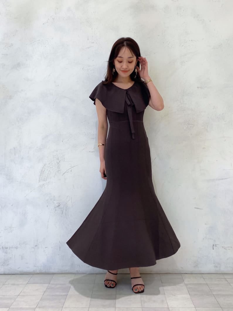 ベージュ系のキャミソール、ブラウン系のワンピース、ブラウン系のサンダルを着用したレディースの夏コーディネートの6枚目の写真