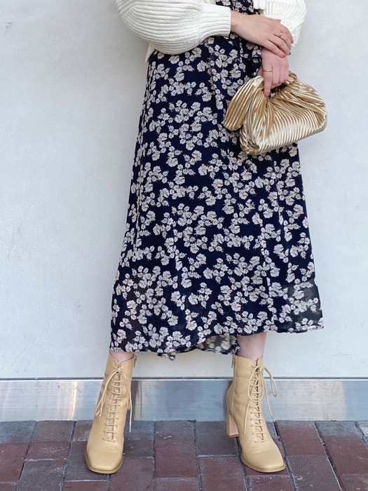 ベージュ系のクラッチバッグを着用したレディースの秋コーディネートの5枚目の写真