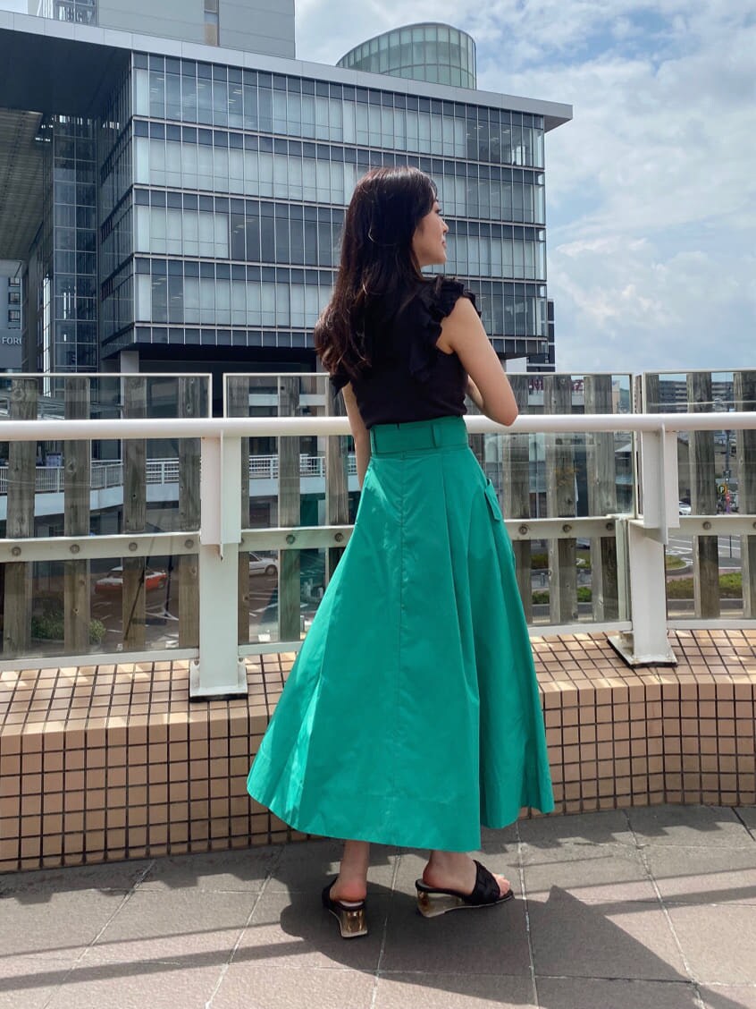 ブラウン系のサンダル、グリーン系のスカート、グレー系のワンピースを着用したレディースの夏コーディネートの4枚目の写真