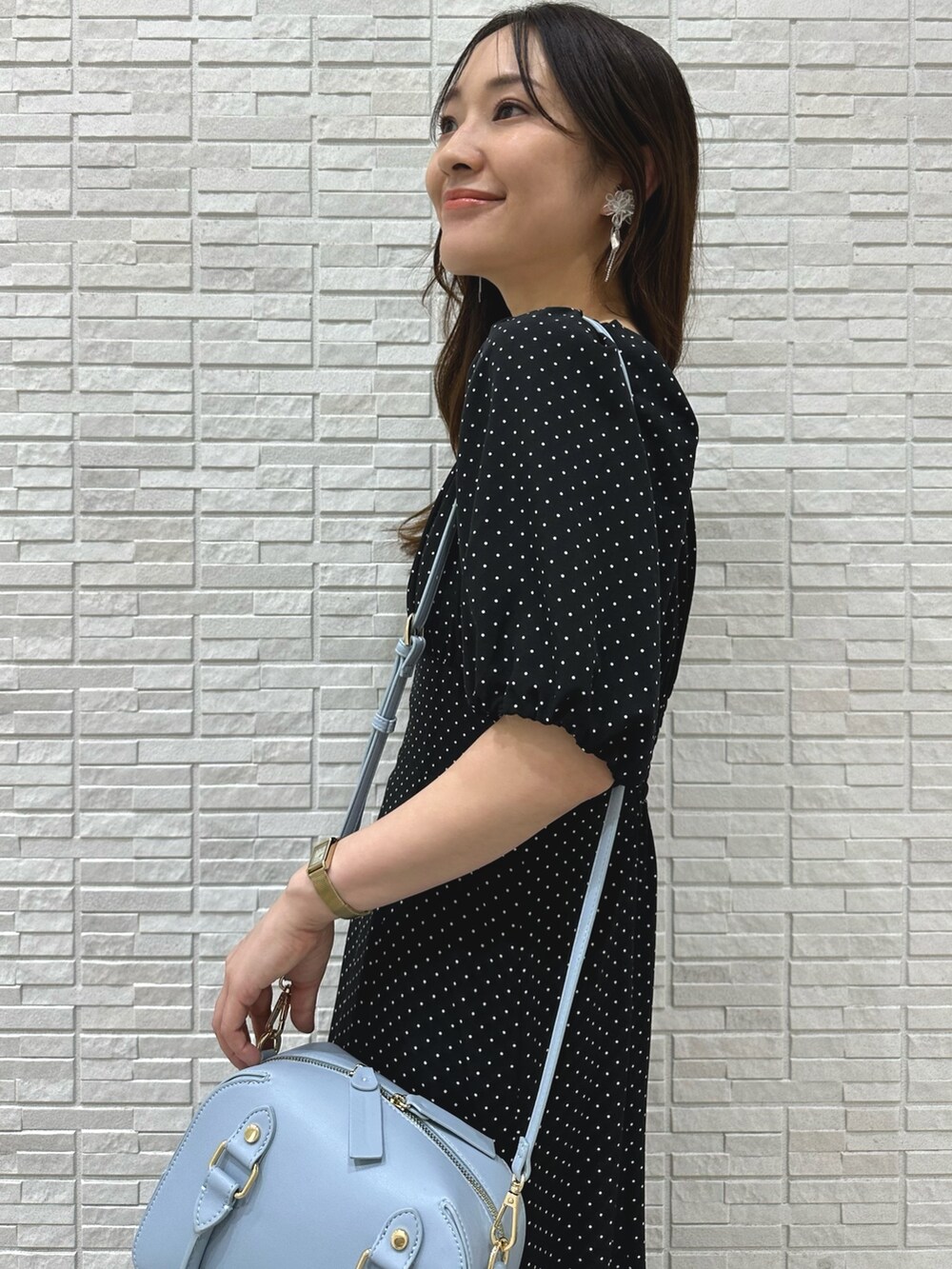 その他のサンダル、ブラック系のワンピース、ブルー系のボストンバッグを着用したレディースの夏コーディネートの5枚目の写真