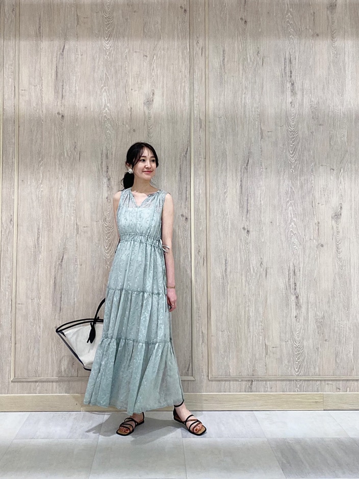 ホワイト系のTシャツ/カットソー、ブラック系のトートバッグ、ブラック系のサンダルを着用したレディースの春コーディネートの2枚目の写真