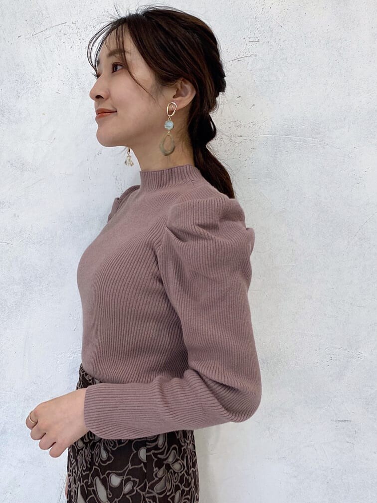 ベージュ系のその他シューズ、ブラウン系のニット/セーター、ブラウン系のスカートを着用したレディースの冬コーディネートの6枚目の写真