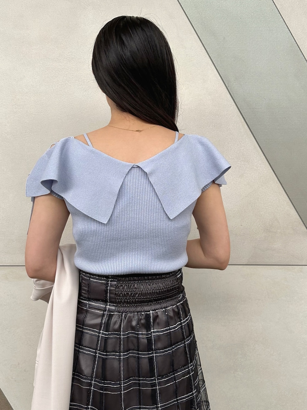 その他のサンダル、ブラック系のハンドバッグ、ブルー系のニット/セーターを着用したレディースの春コーディネートの6枚目の写真