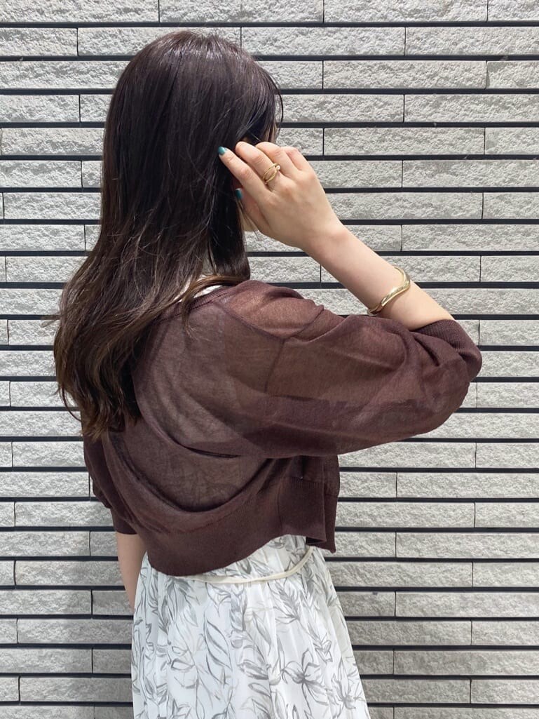 ピンク系のショルダーバッグ、ホワイト系のサンダル、ブラウン系のカーディガン/ボレロを着用したレディースの夏コーディネートの4枚目の写真