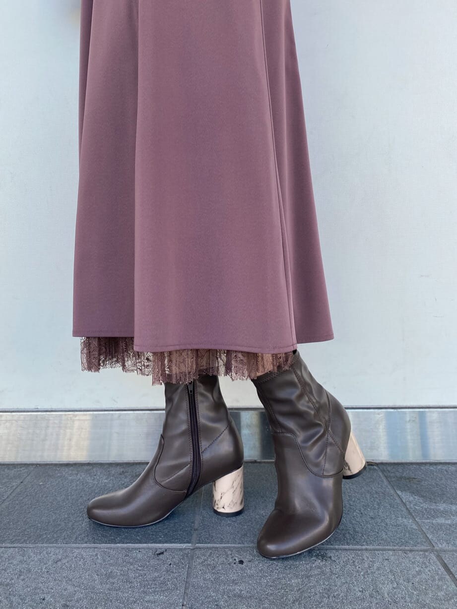 ブラウン系のその他シューズ、その他のチェスターコート、ブラック系のハンドバッグを着用したレディースの秋コーディネートの10枚目の写真