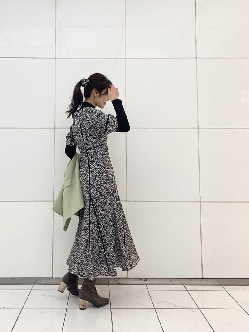 ブラック系のワンピース、ブラウン系のその他シューズ、グリーン系のテーラードジャケットを着用したレディースの秋コーディネートの3枚目の写真