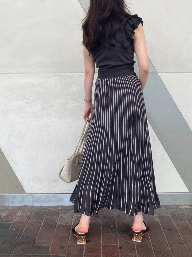 ブラウン系のサンダル、ベージュ系のトートバッグ、グレー系のワンピースを着用したレディースの夏コーディネートの4枚目の写真