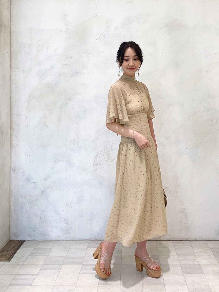 ホワイト系のキャミソール、その他のサンダル、ベージュ系のワンピースを着用したレディースの夏コーディネートの2枚目の写真