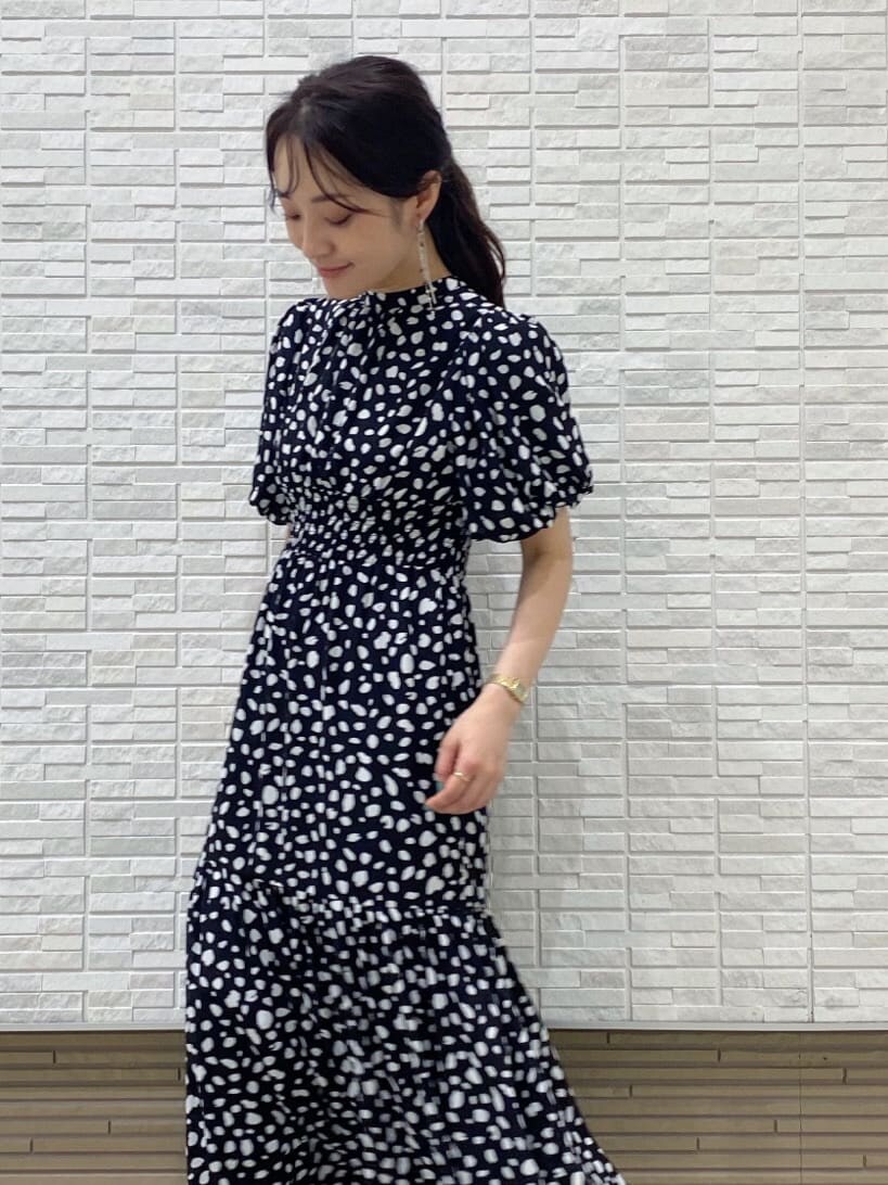 ブラウン系のサンダル、ベージュ系のキャミソール、ブラック系のワンピースを着用したレディースの夏コーディネートの8枚目の写真